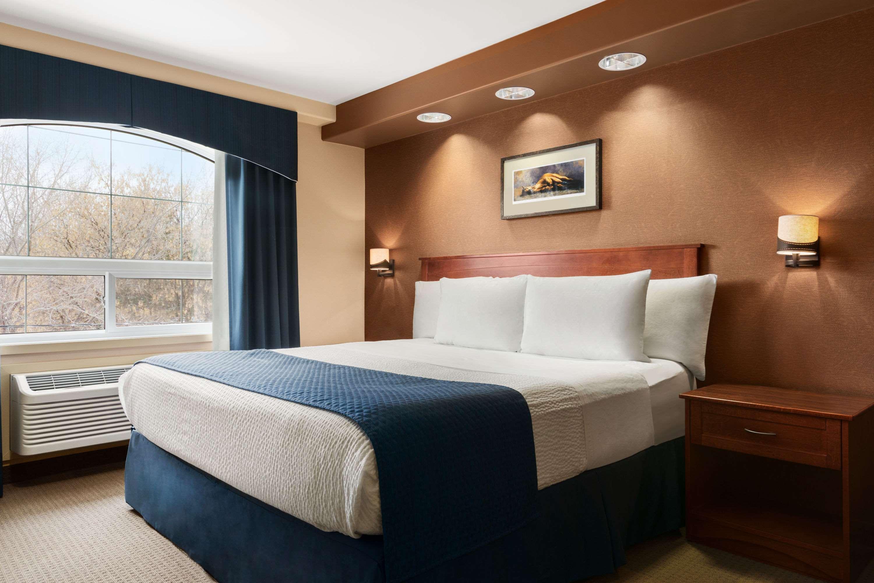 Days Inn & Suites By Wyndham Brandon Zewnętrze zdjęcie