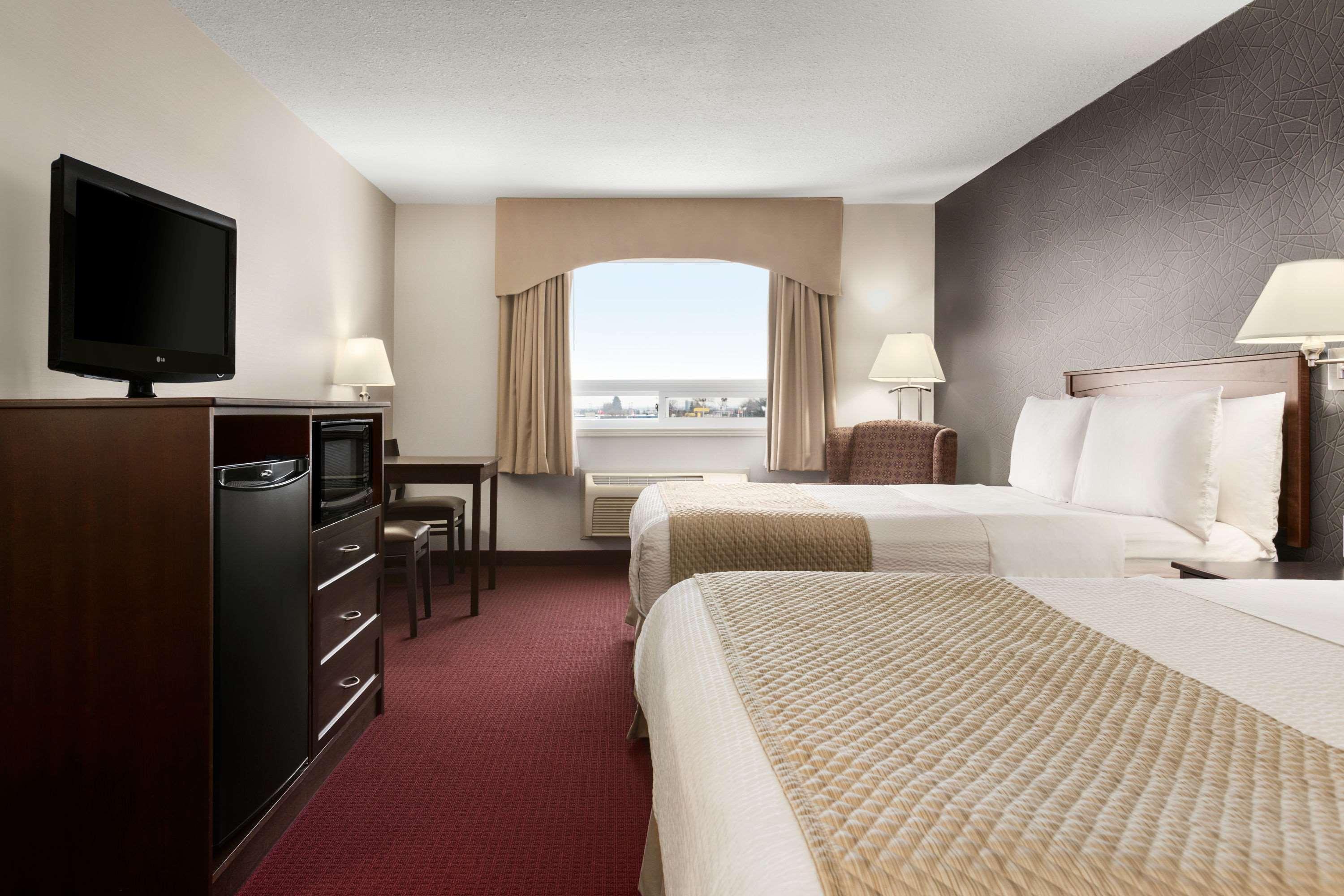Days Inn & Suites By Wyndham Brandon Zewnętrze zdjęcie