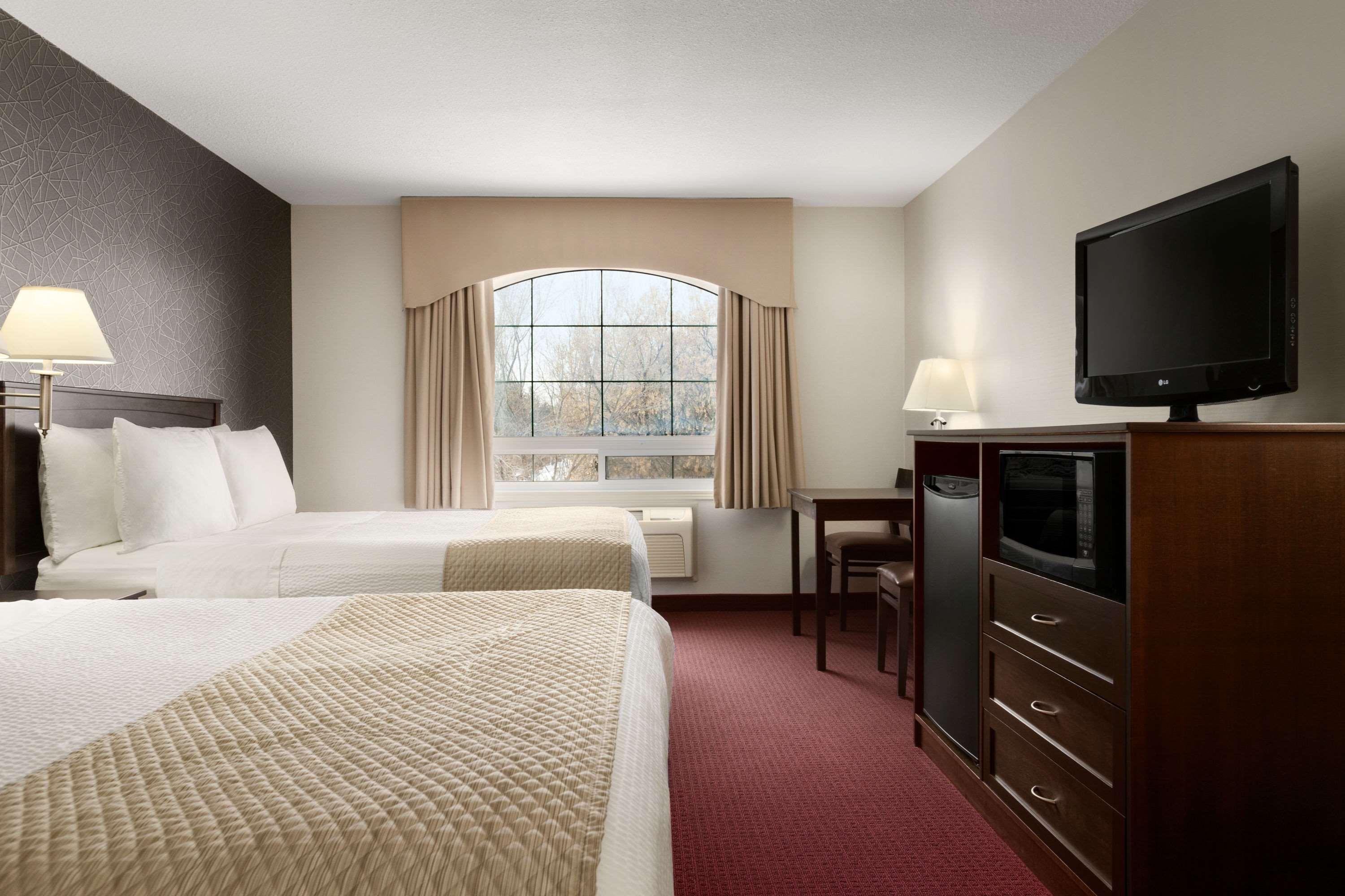 Days Inn & Suites By Wyndham Brandon Zewnętrze zdjęcie