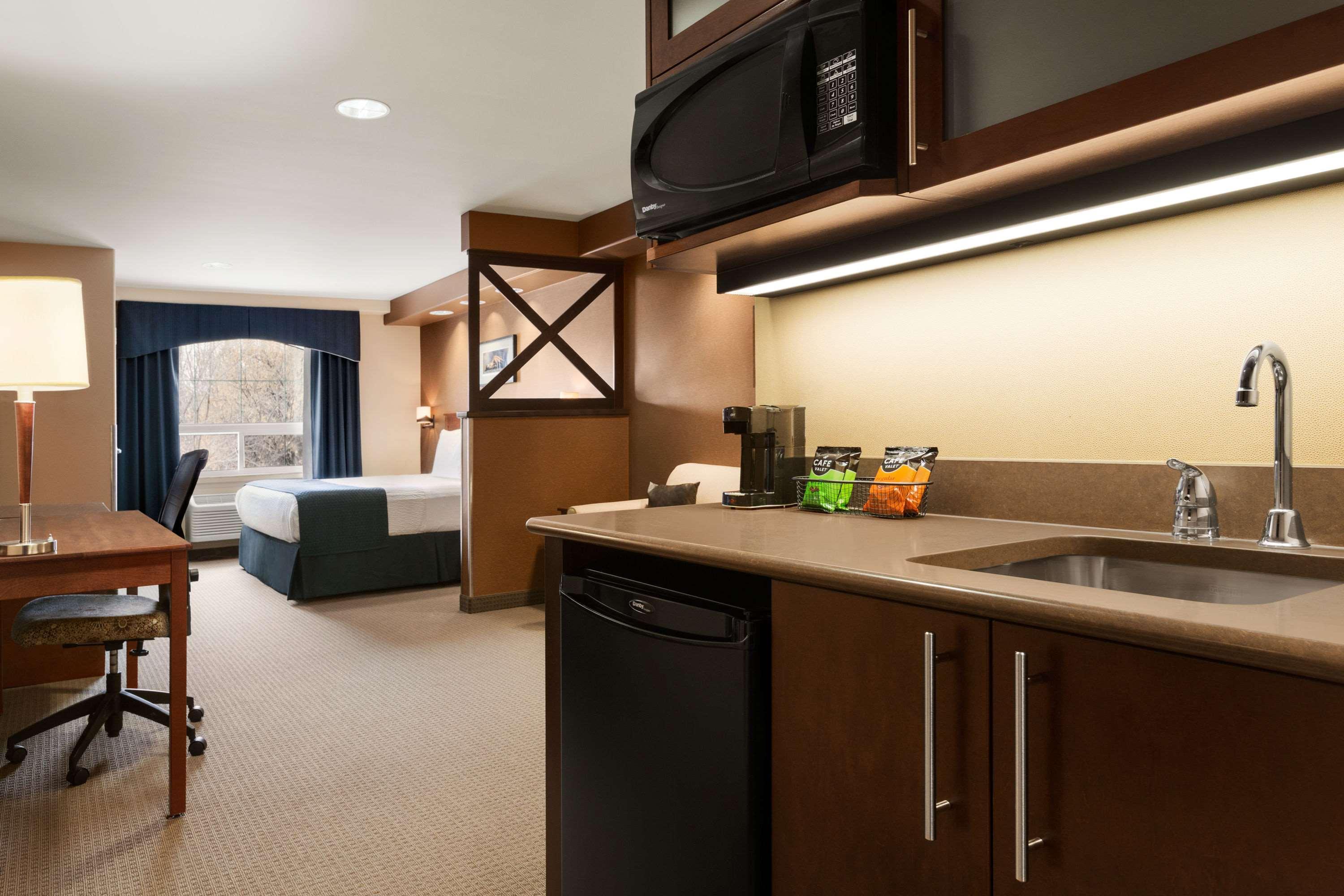 Days Inn & Suites By Wyndham Brandon Zewnętrze zdjęcie