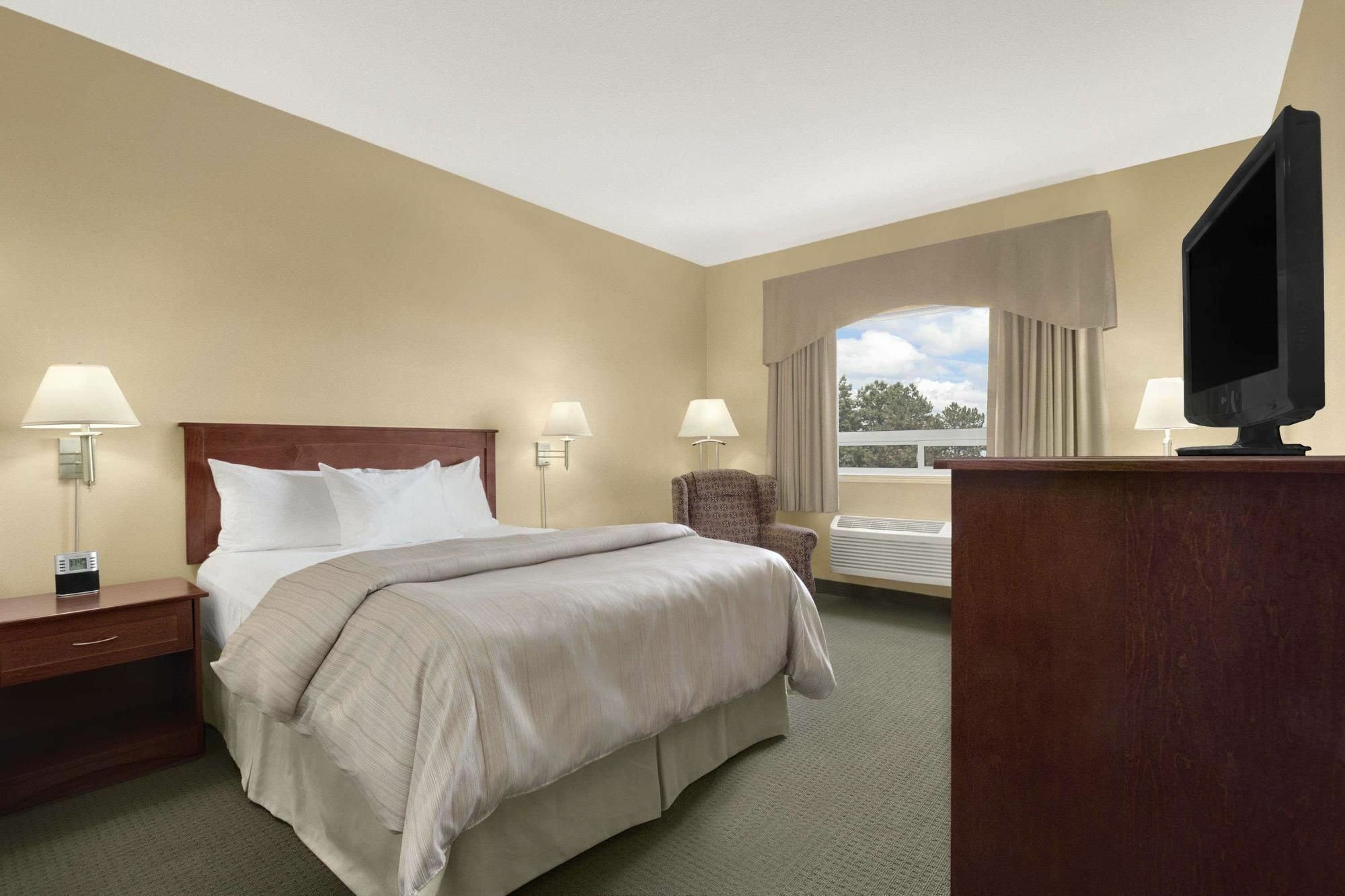 Days Inn & Suites By Wyndham Brandon Zewnętrze zdjęcie