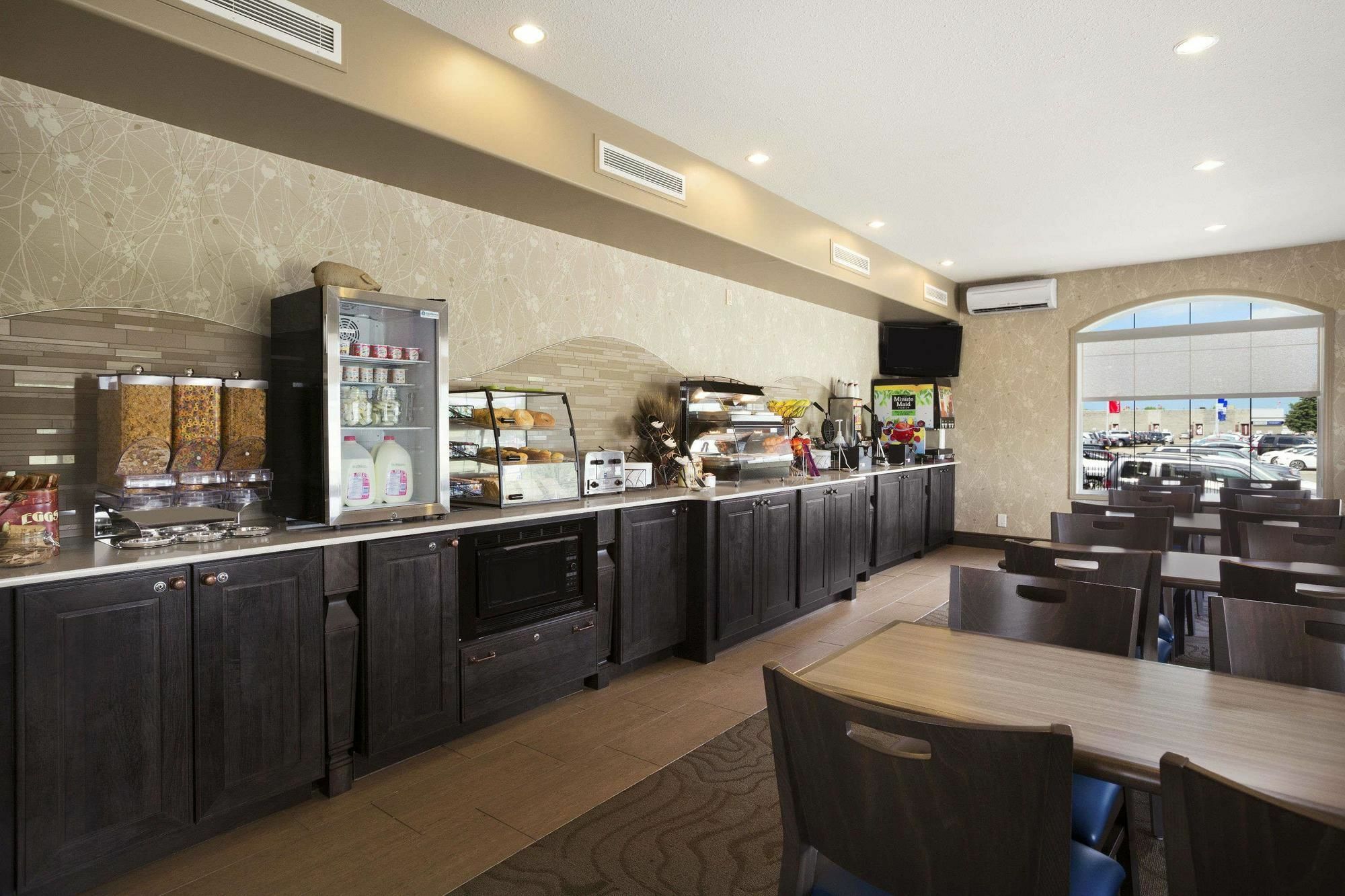 Days Inn & Suites By Wyndham Brandon Zewnętrze zdjęcie