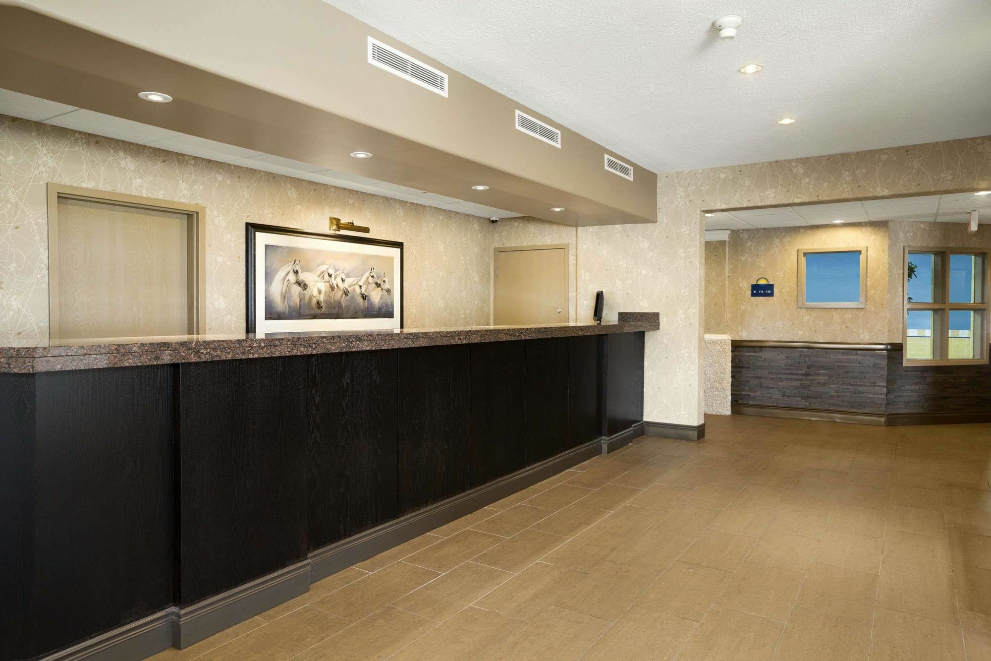 Days Inn & Suites By Wyndham Brandon Zewnętrze zdjęcie