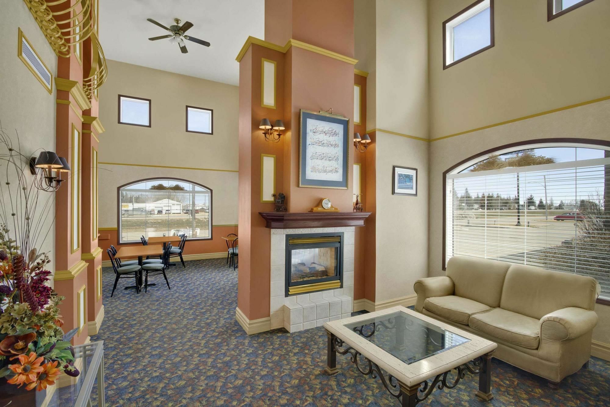 Days Inn & Suites By Wyndham Brandon Zewnętrze zdjęcie