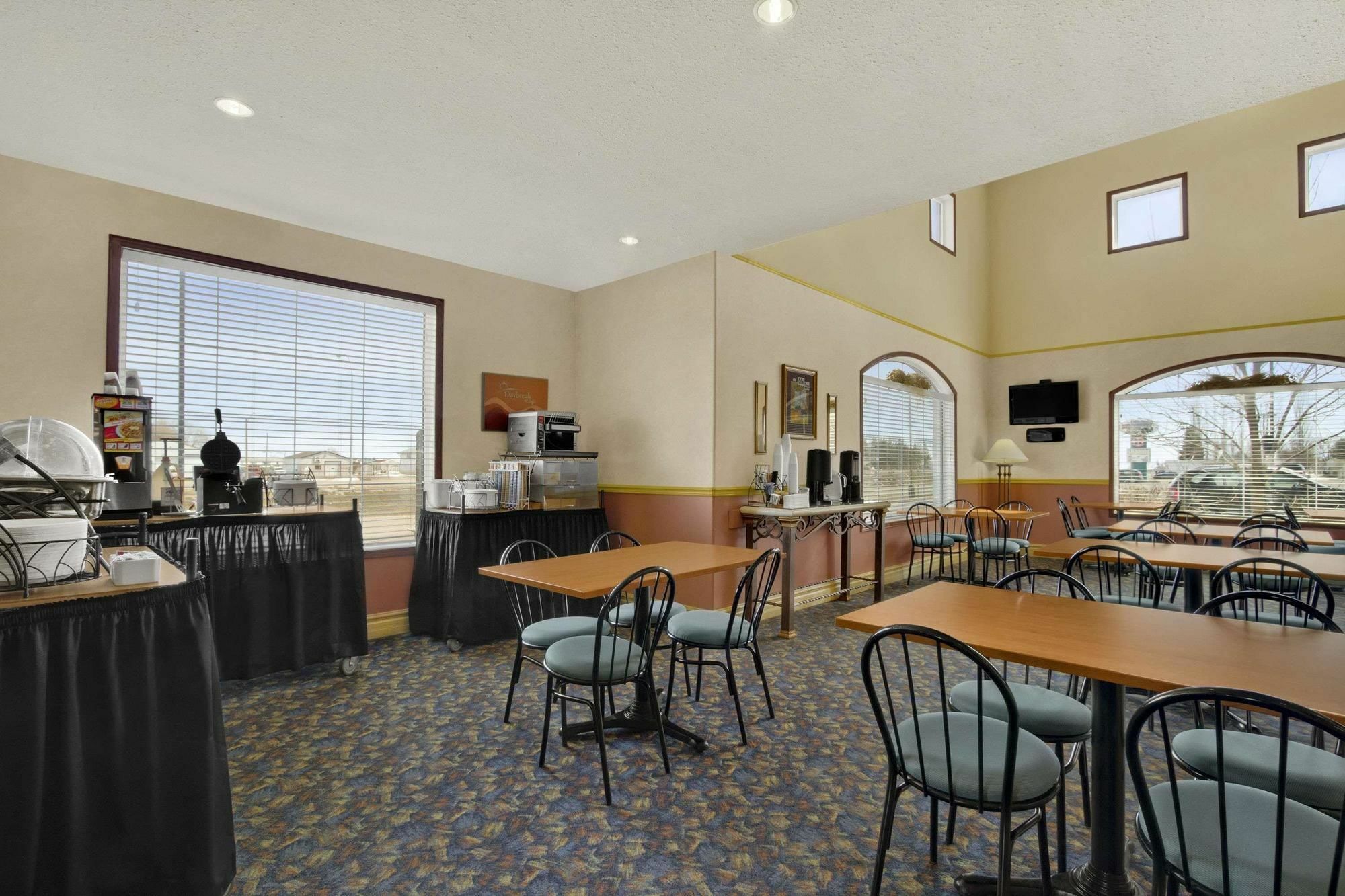 Days Inn & Suites By Wyndham Brandon Zewnętrze zdjęcie